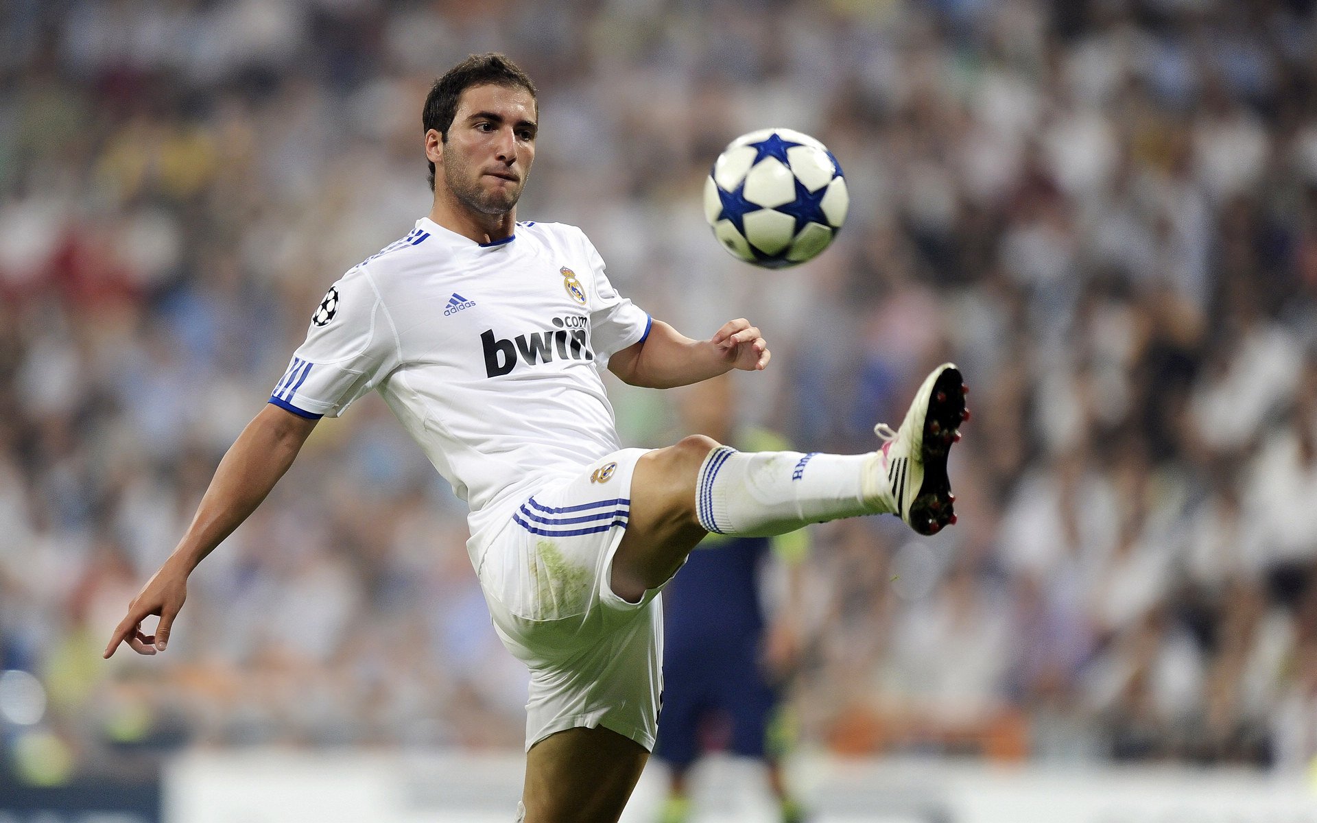 米兰双雄战火升级,争夺意甲冠军激烈非常